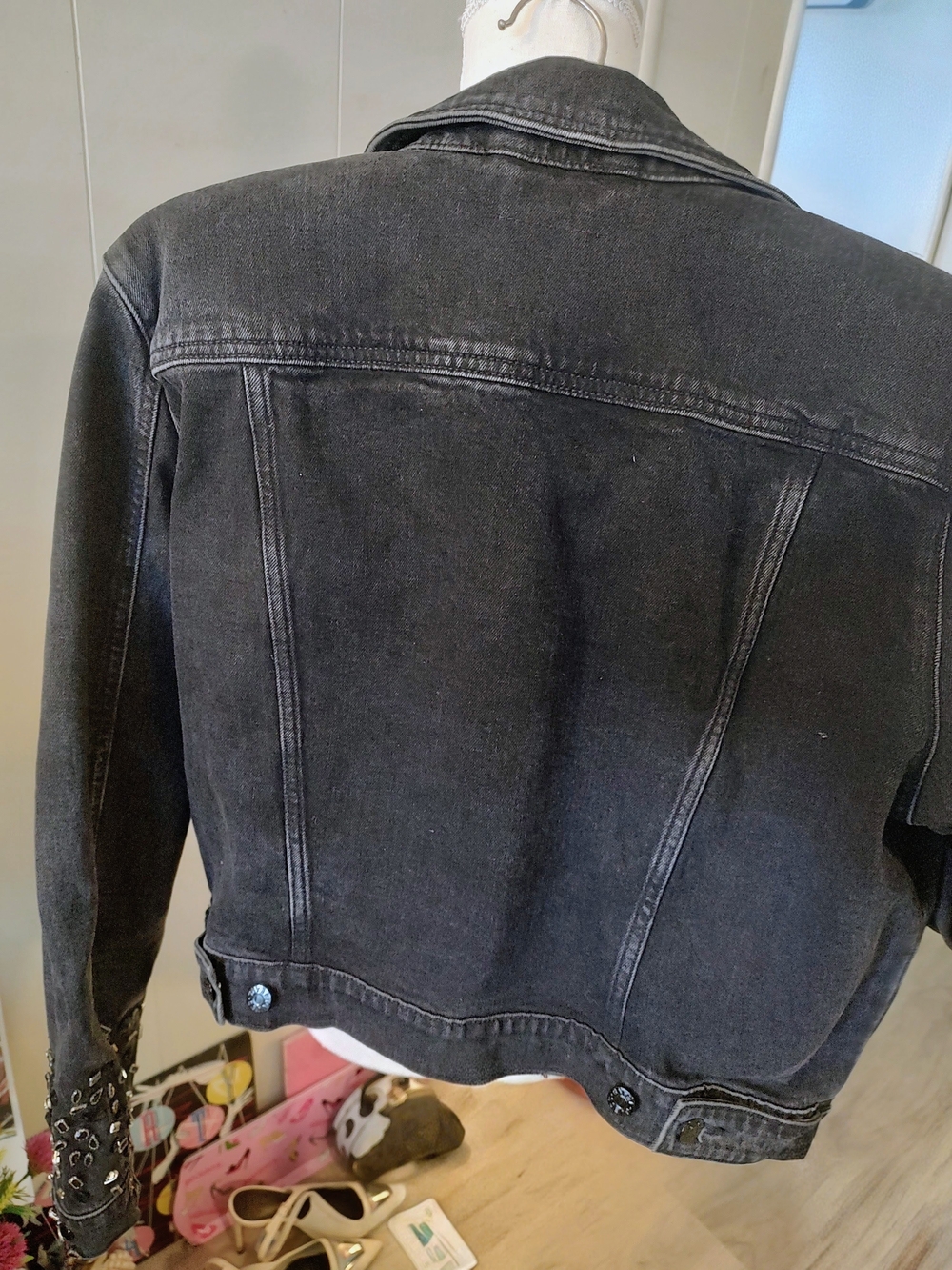 GUESS Black Washed Denim Jacket with Studded Sleeve SZ L - Picture 6 of 6